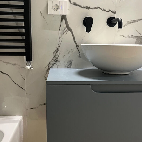 rubinettria--dettaglio-mobile-bagno-specchio-lavabo